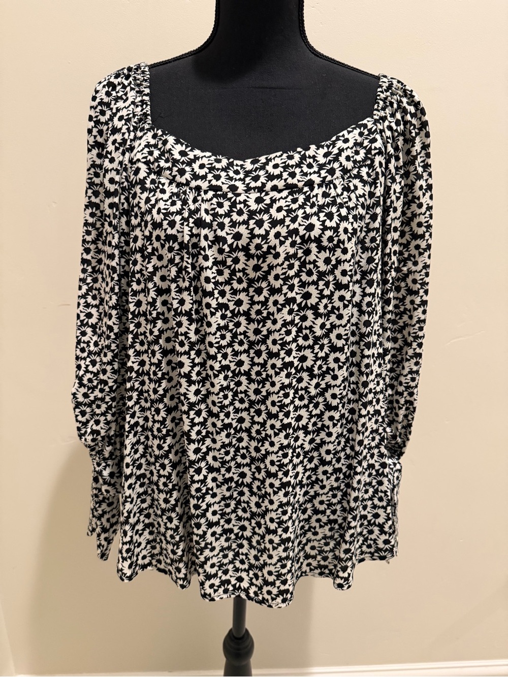 Boho Chic Black & White Daisy Print Peasant Blouse